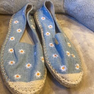 Torrid daisy canvas espadrille slip ons size 9WW